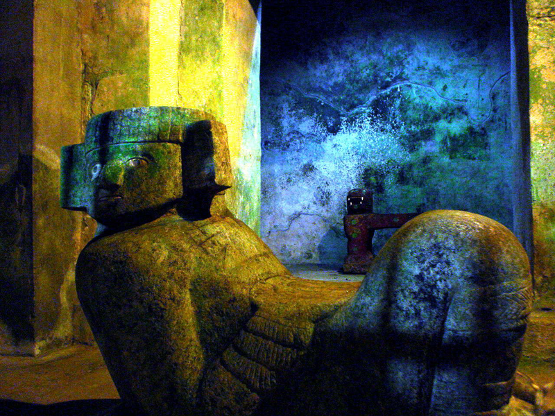 Estatua de Chac Mool en la sala de las ofrendas del templo de Kukulkán. Foto: Wikimedia Commons.